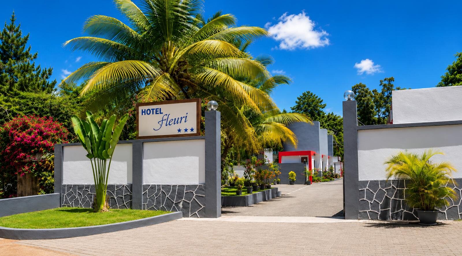 Entrée arborée de l’Hôtel Fleuri à Toamasina