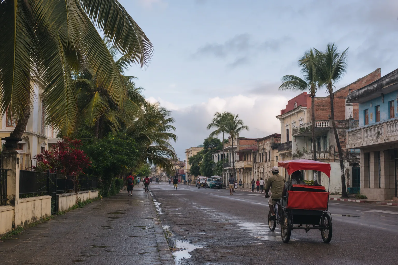 Avenue tropicale bordée de maisons anciennes à Toamasina